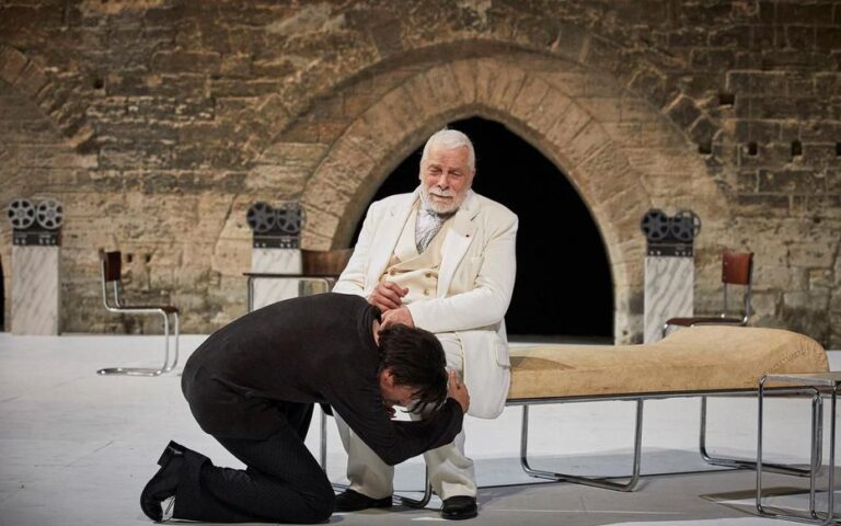 Architecture de Pascal Rambert dans la Cour d’honneur du Palais des papes – Festival d’Avignon 2019