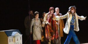 Chris Nietvelt et la troupe de l’Internationaal Theater Amsterdam dans La Cerisaie mise en scène par Simon McBurney