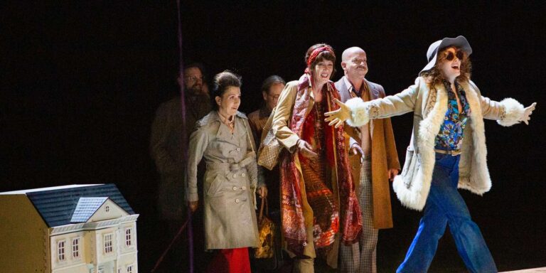 Chris Nietvelt et la troupe de l’Internationaal Theater Amsterdam dans La Cerisaie mise en scène par Simon McBurney