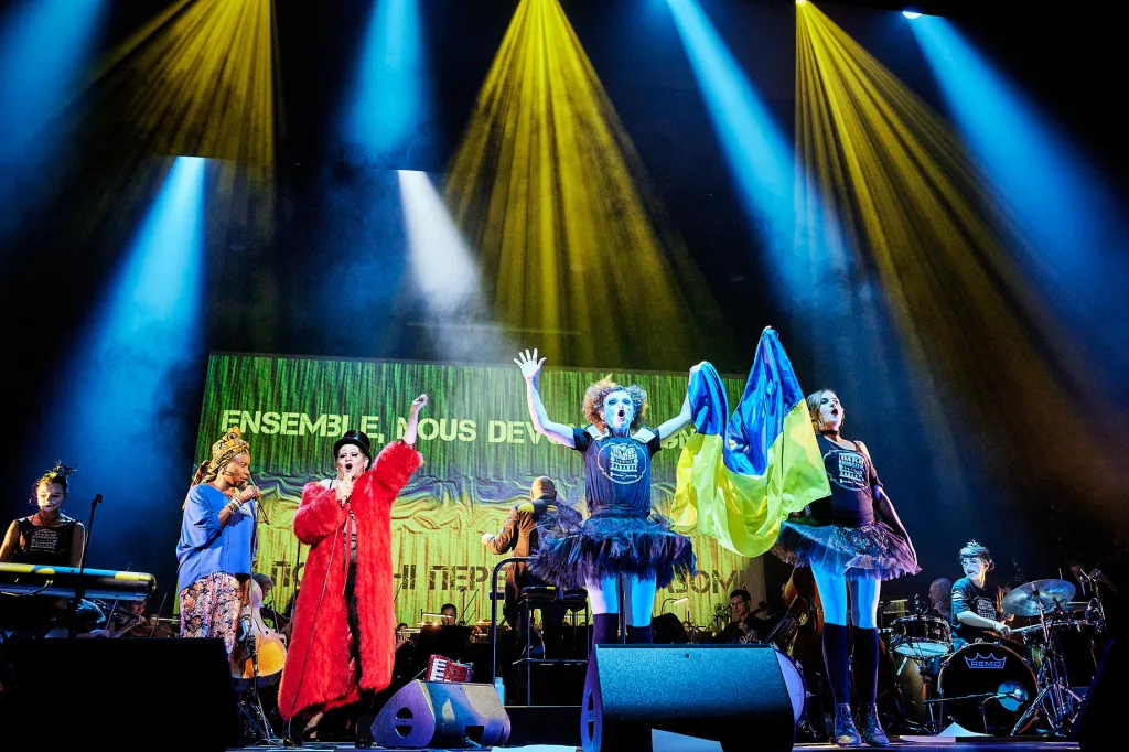 Olivier Py en Miss Knife dans Miss Knife et ses sœurs – Festival d’Avignon 2022